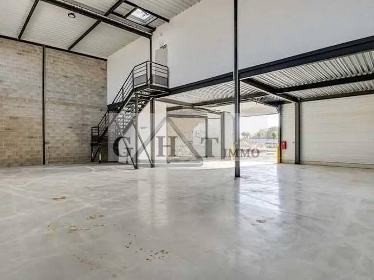 A LOUER UN ENTREPOT A MARCOUSSIS DE 300 M ² — photo 1