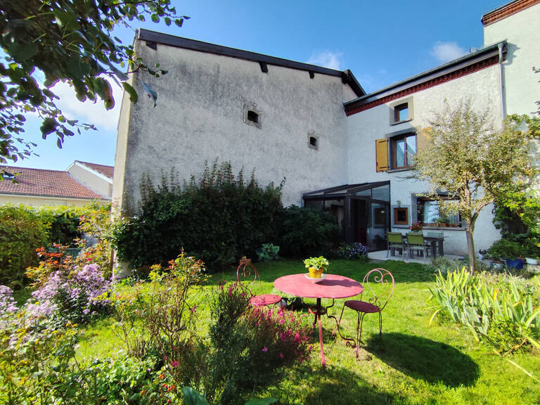 Maison de village avec garage et terrain — photo 1