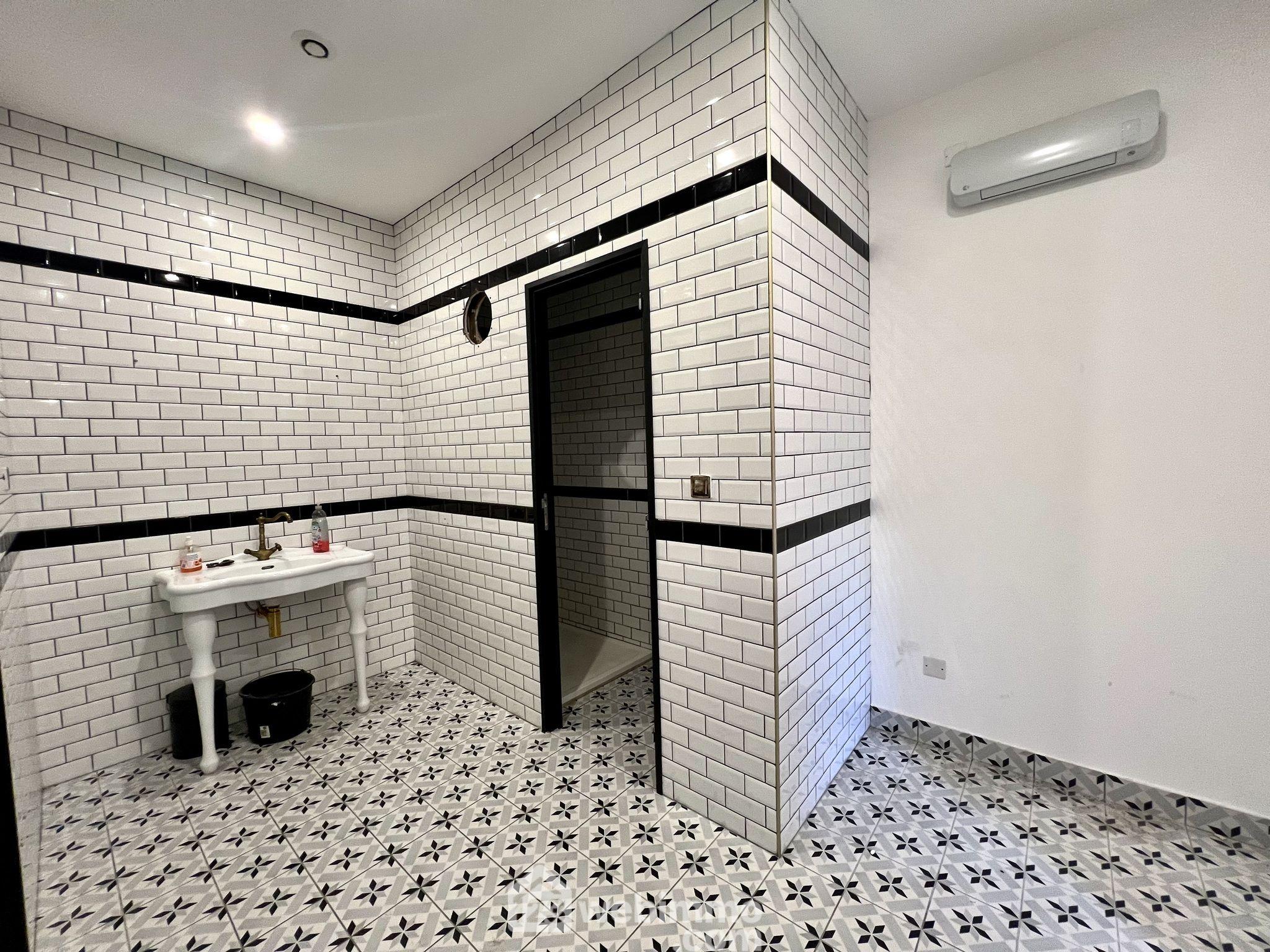 Photo Local - 123m² - Biguglia image 2/4