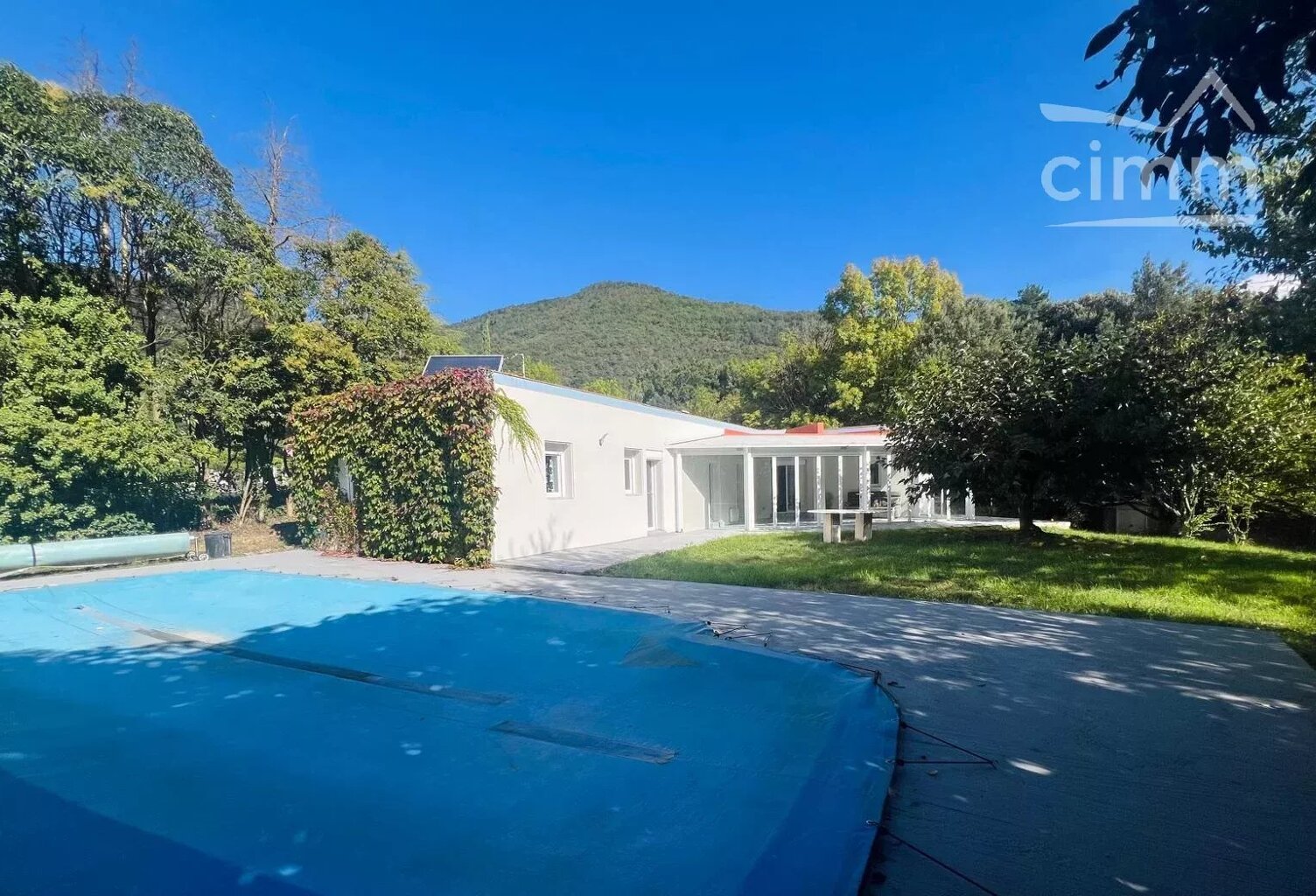 Belle villa avec piscine sur grand terrain — photo 1