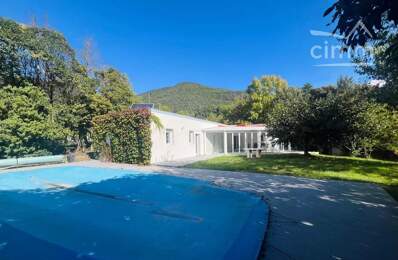 Belle villa avec piscine sur grand terrain — photo du bien