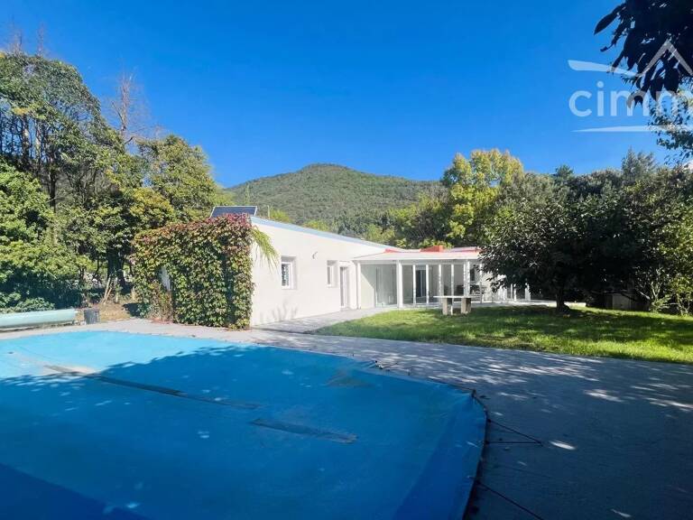 Belle villa avec piscine sur grand terrain — photo 1