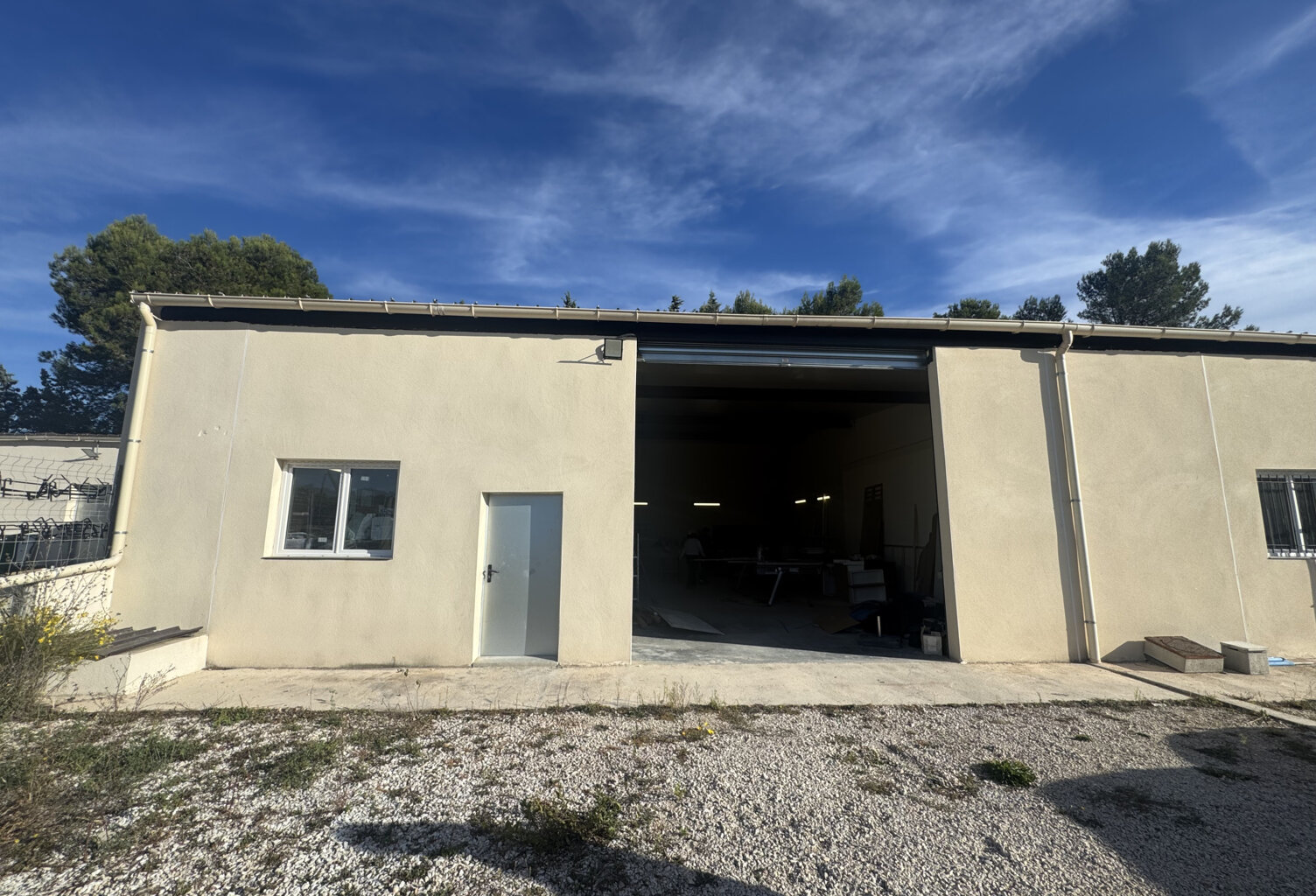 Nîmes nord, local commercial de 200 m2 avec parking — photo 1