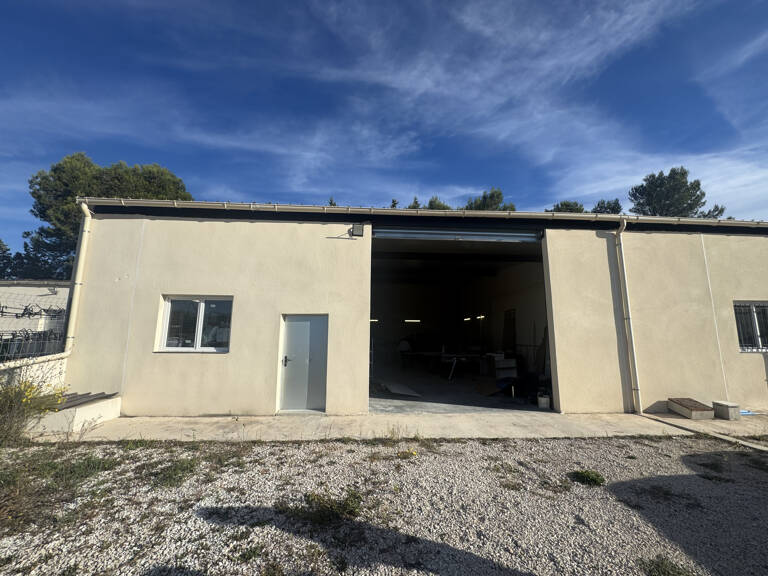 Nîmes nord, local commercial de 200 m2 avec parking — photo 1