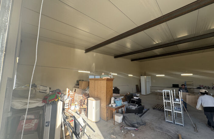 Nîmes nord, local commercial de 200 m2 avec parking — photo 2