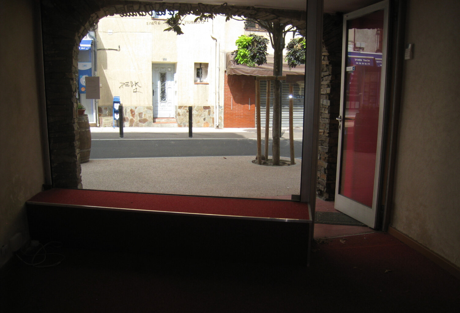 Mur et local commercial vide. — photo 1