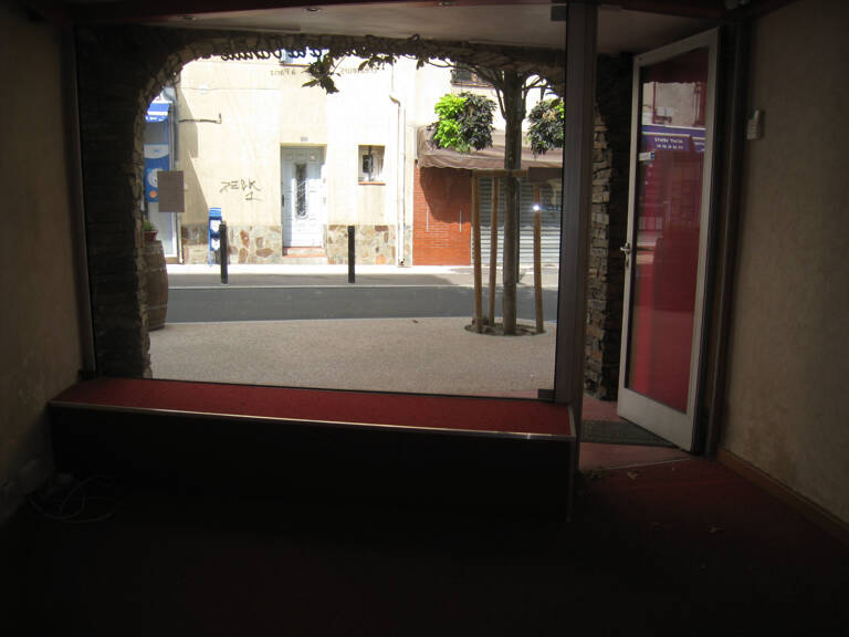 Mur et local commercial vide. — photo 1