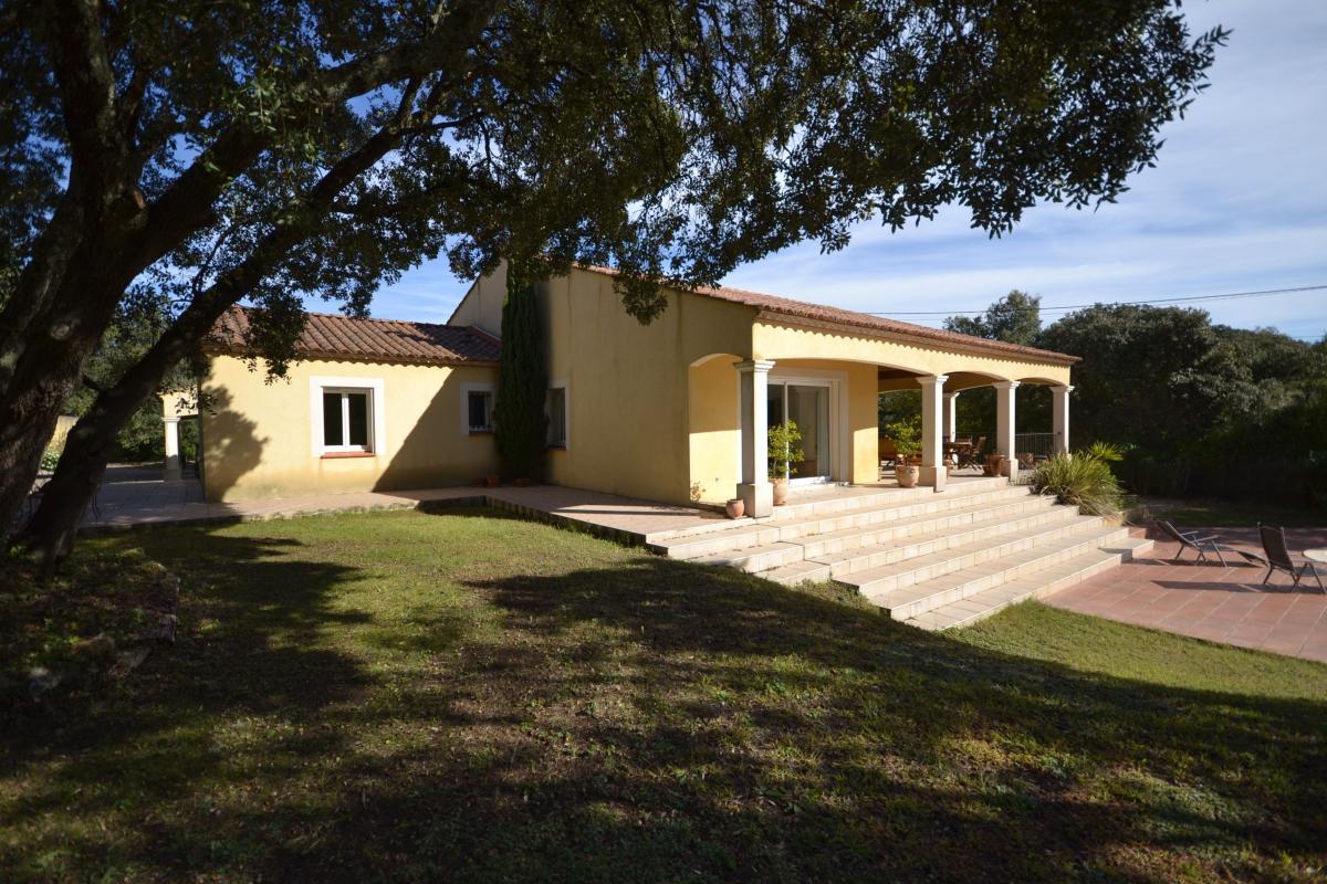 Villa  de construction traditionnelle  d'environ 200m2 composée de 8 pièces dont 4 chambres  suite parentale  piscine garage forage