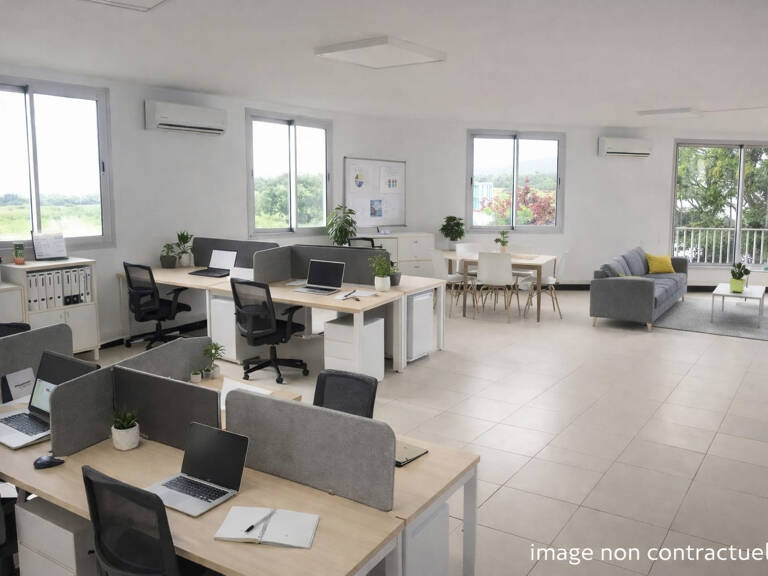 Plateau de Bureaux climatisé de 67 m2 - Saint-Benoît — photo 1
