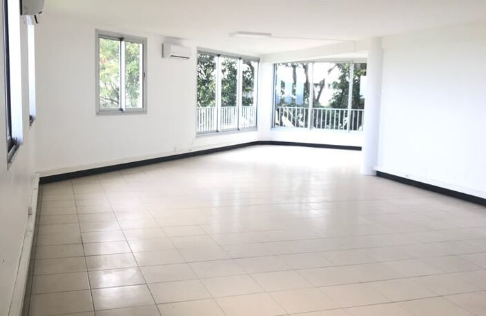 Plateau de Bureaux climatisé de 67 m2 - Saint-Benoît — photo 3