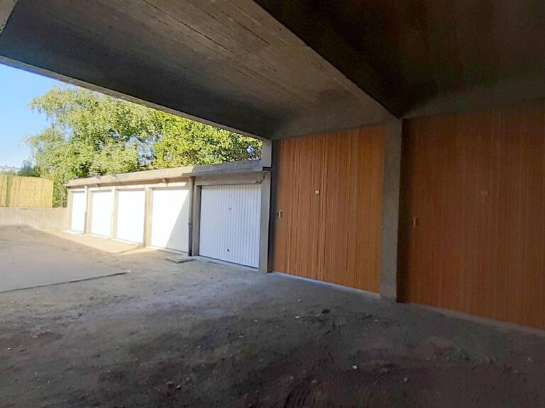 Garage   — photo 1