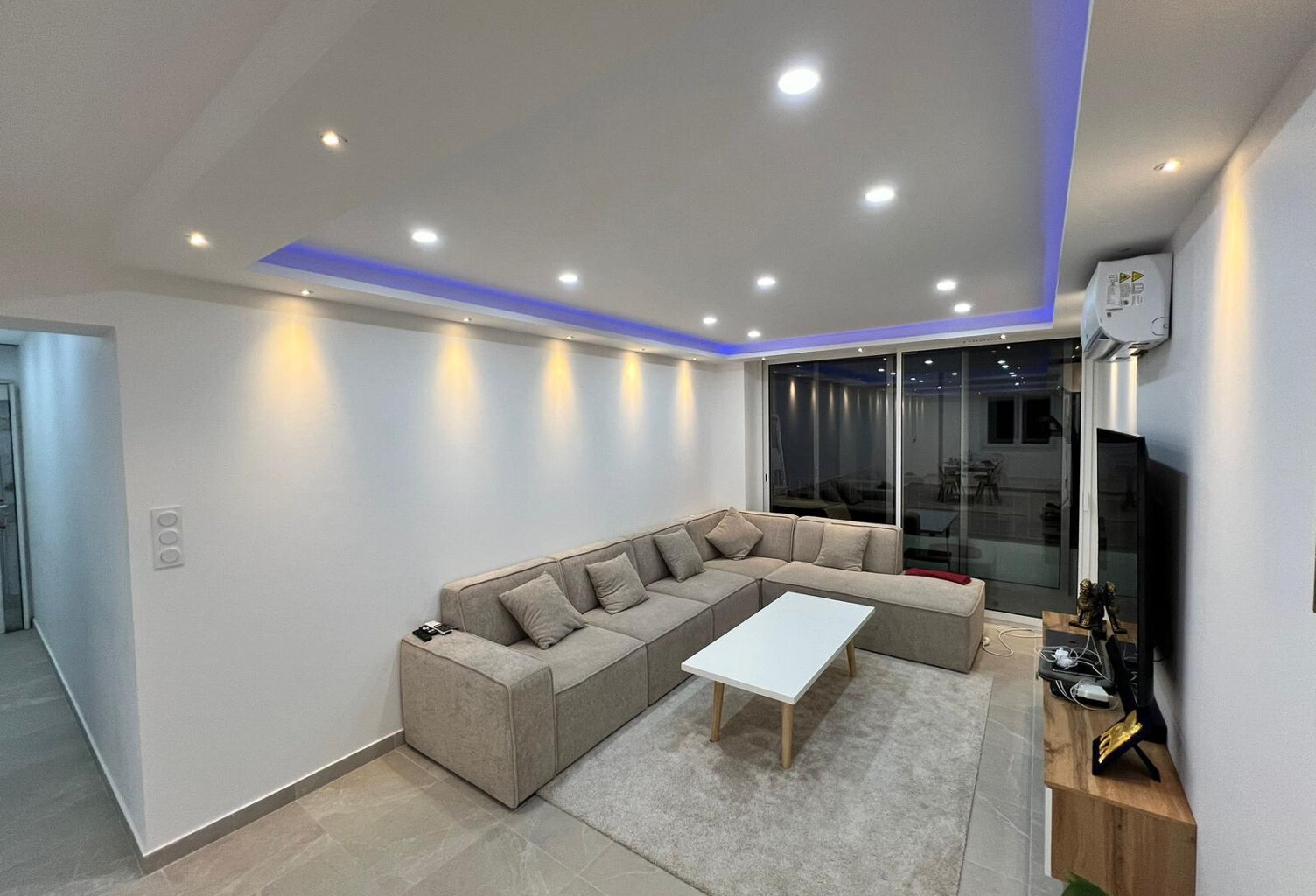 Rare à la vente   Superbe T3 rénové avec vue mer dans le 9èm — photo 1