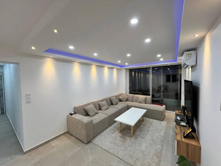 Rare à la vente   Superbe T3 rénové avec vue mer dans le 9èm — photo 1