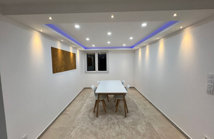 Rare à la vente   Superbe T3 rénové avec vue mer dans le 9èm — photo 3