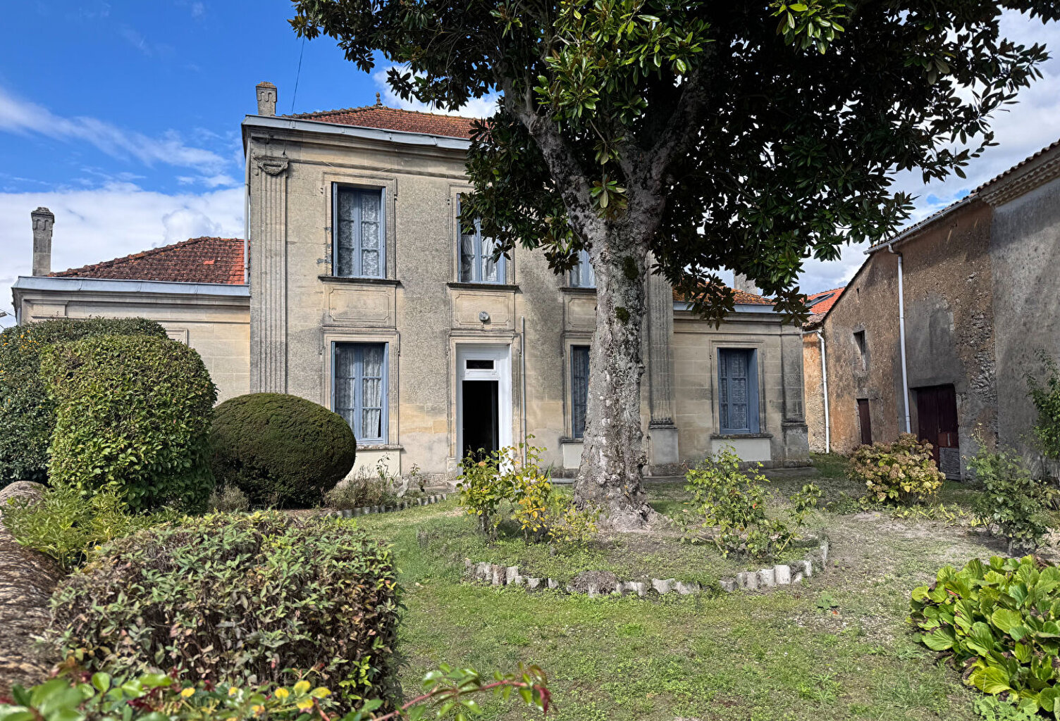 EXCLUSIVITÉ - PROPRIÉTÉ DE CARACTÈRE - MAISON DE MAÎTRE EN PIERRE — photo 1