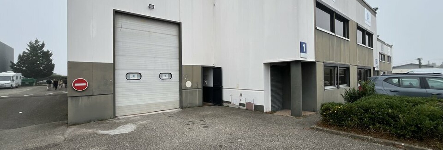 Commerce  1926 m² à louer à Décines-Charpieu (69150)