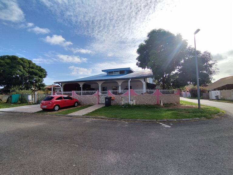 Dpt Guyane (973), à vendre KOUROU- Zone commercial Pariacabo- propriété de 5 logements - Terrain de 447m2 — photo 1