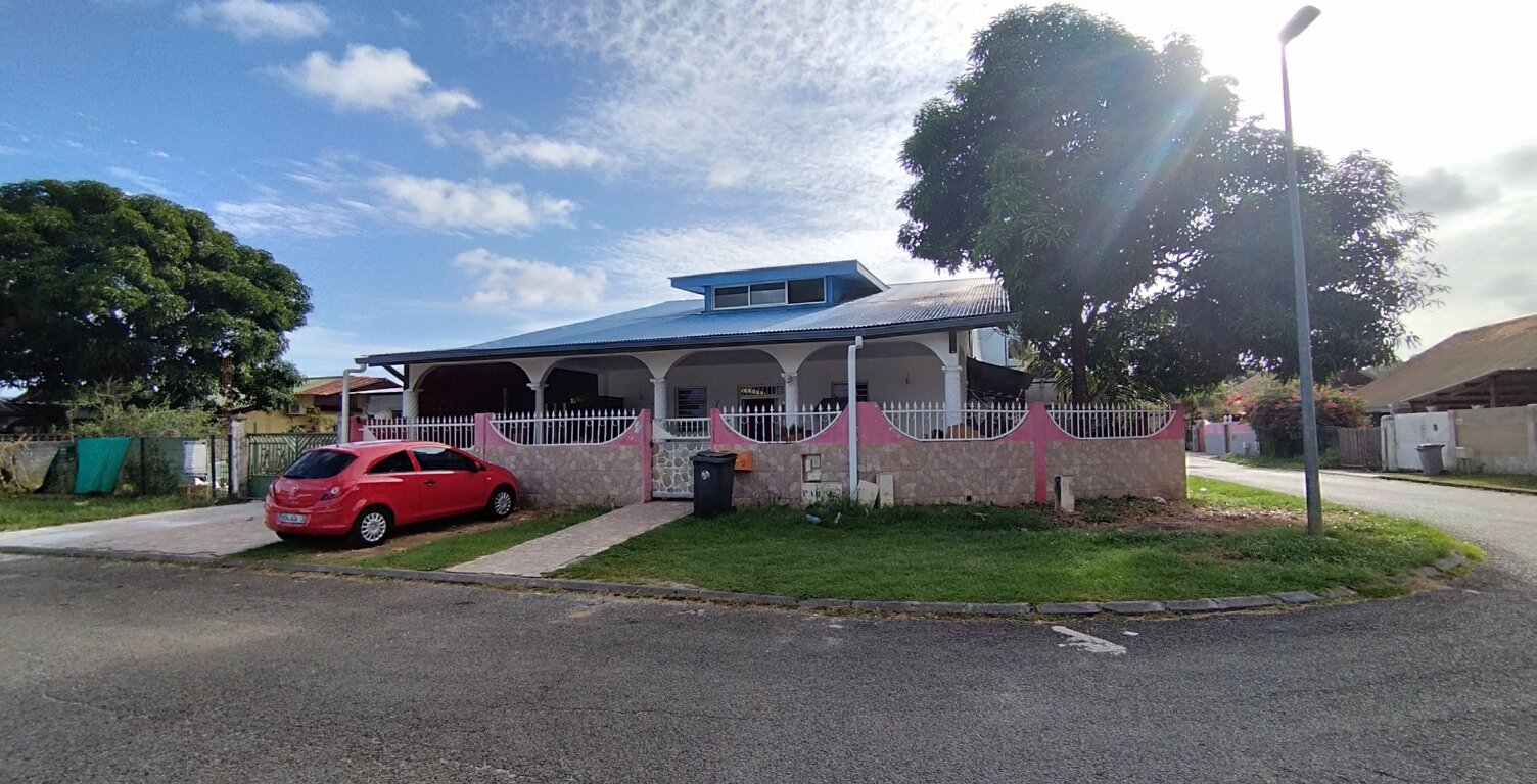 Dpt Guyane (973), à vendre KOUROU- Zone commercial Pariacabo- propriété de 5 logements - Terrain de 447m2 — photo 1