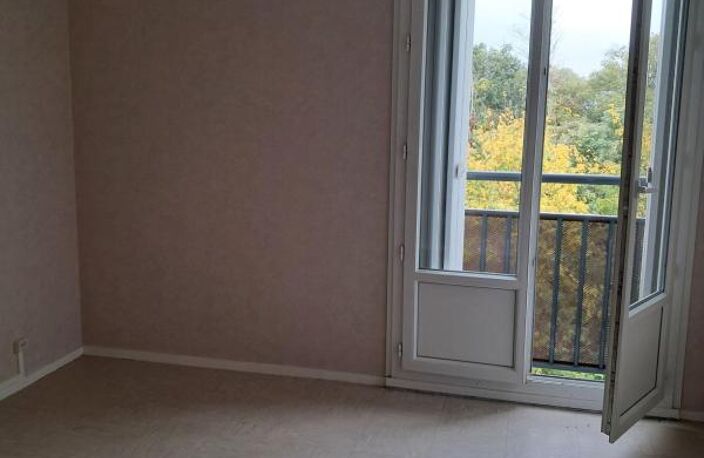 Appartement T4 CHATEAU RENAULT — photo 4