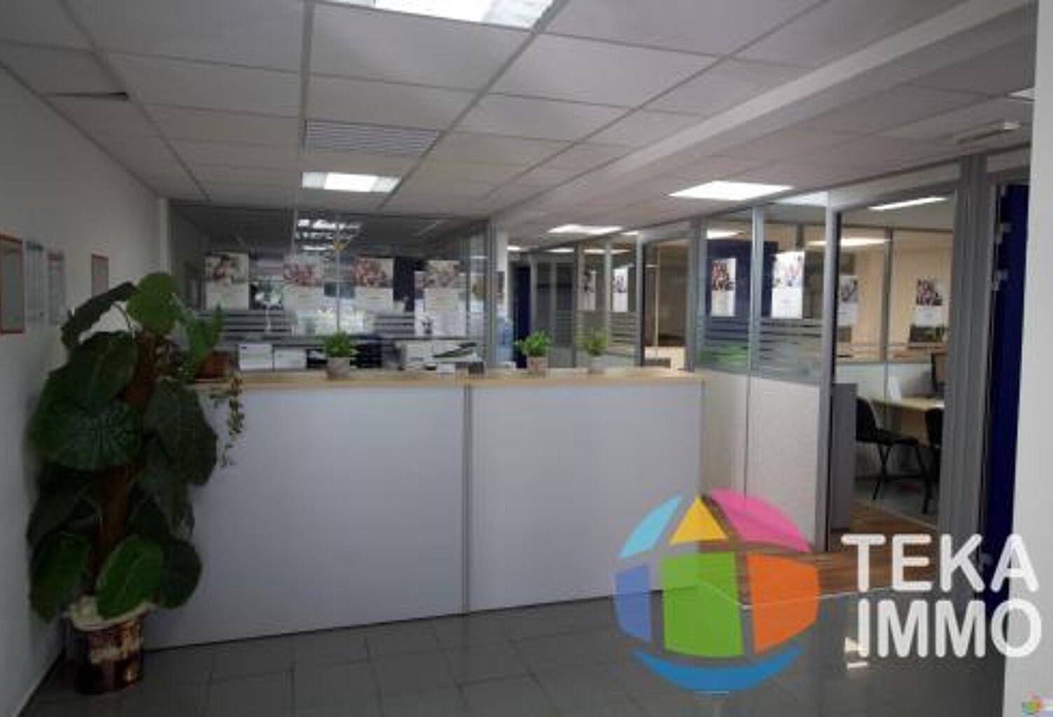 Local de bureau entièrement aménagé de 126m2 à louer dans le centre-ville de Saint-André — photo 1