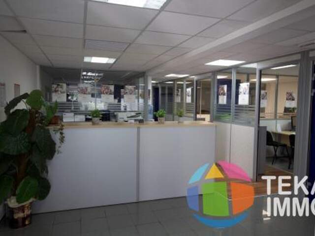 Local de bureau entièrement aménagé de 126m2 à louer dans le centre-ville de Saint-André — photo du bien