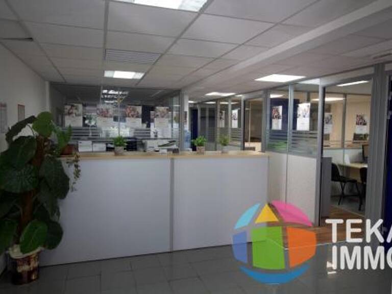 Local de bureau entièrement aménagé de 126m2 à louer dans le centre-ville de Saint-André — photo 1