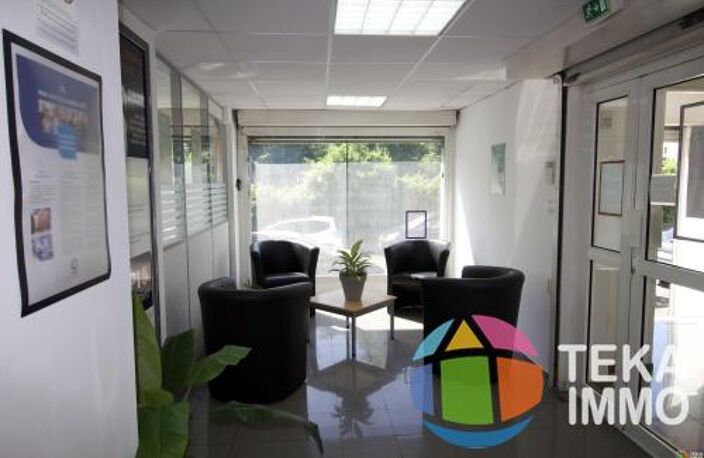 Local de bureau entièrement aménagé de 126m2 à louer dans le centre-ville de Saint-André — photo 2