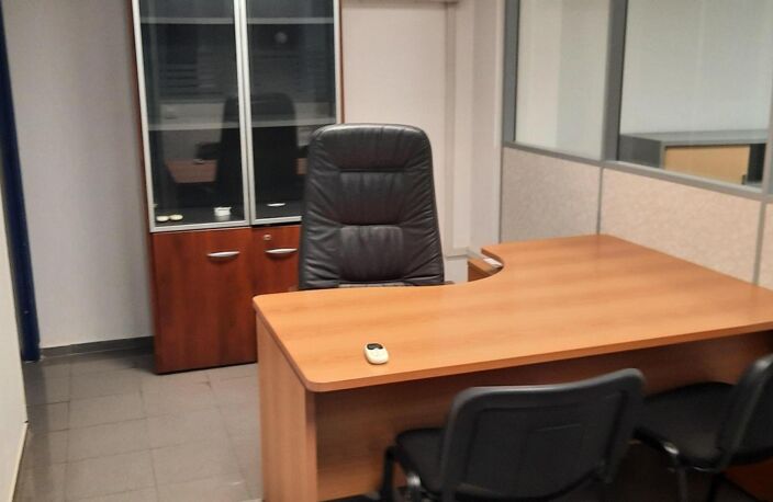 Local de bureau entièrement aménagé de 126m2 à louer dans le centre-ville de Saint-André — photo 3