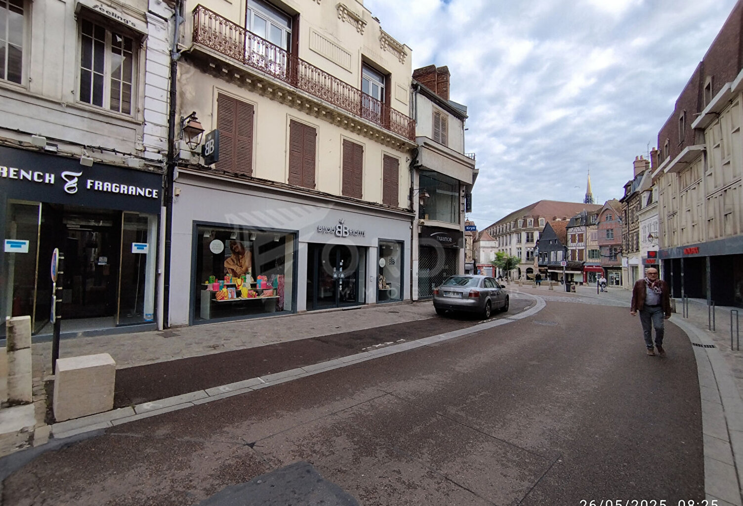 AUXERRE - 6 RUE DU TEMPLE - LOCAL DE 33M² EN FACE DU MONOPRIX — photo 1