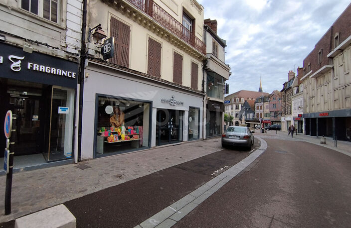 AUXERRE - 6 RUE DU TEMPLE - LOCAL DE 33M² EN FACE DU MONOPRIX — photo 3