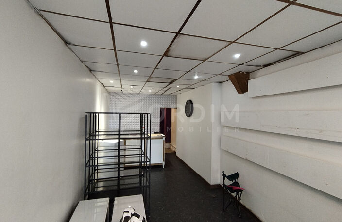 AUXERRE - 6 RUE DU TEMPLE - LOCAL DE 33M² EN FACE DU MONOPRIX — photo 4