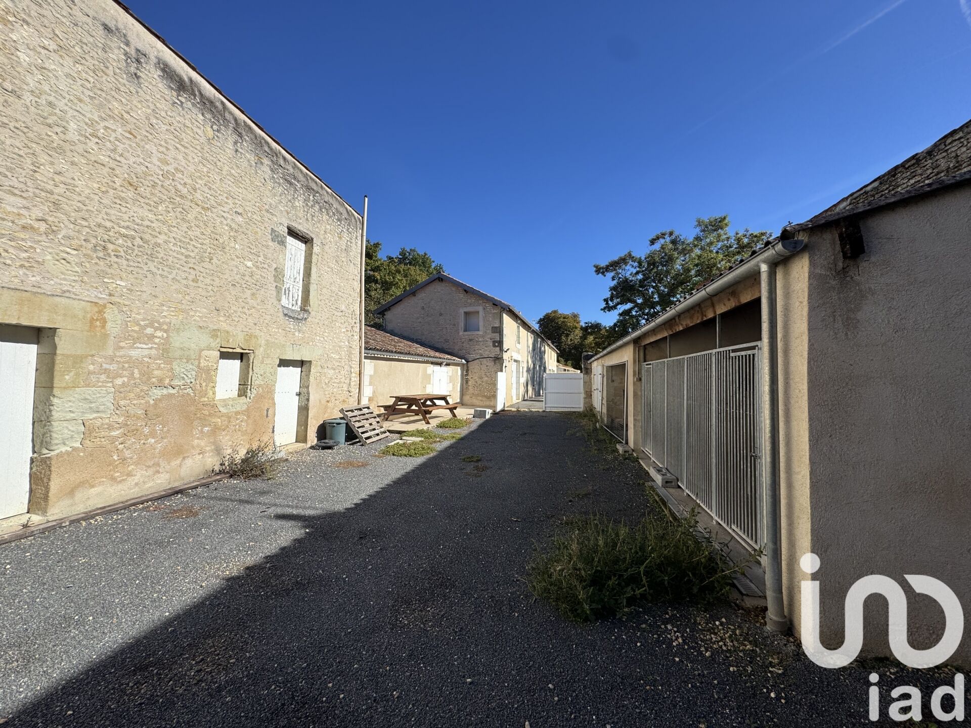 Vendeuvre-Du-Poitou - 298m² - 7p. - 6ch.
