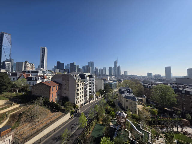 Puteaux : immense appartement avec balcon à acheter — photo du bien