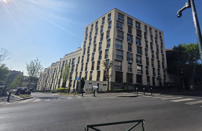 Puteaux : immense appartement avec balcon à acheter — photo 2