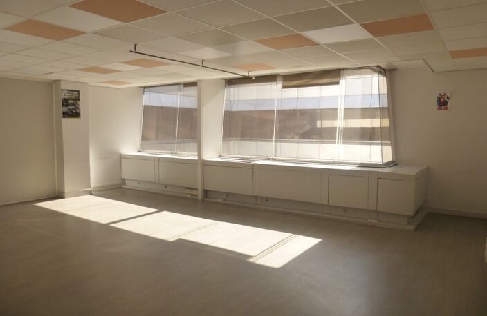 Bureau de 51 m2 à louer à Cergy Préfecture — photo 3