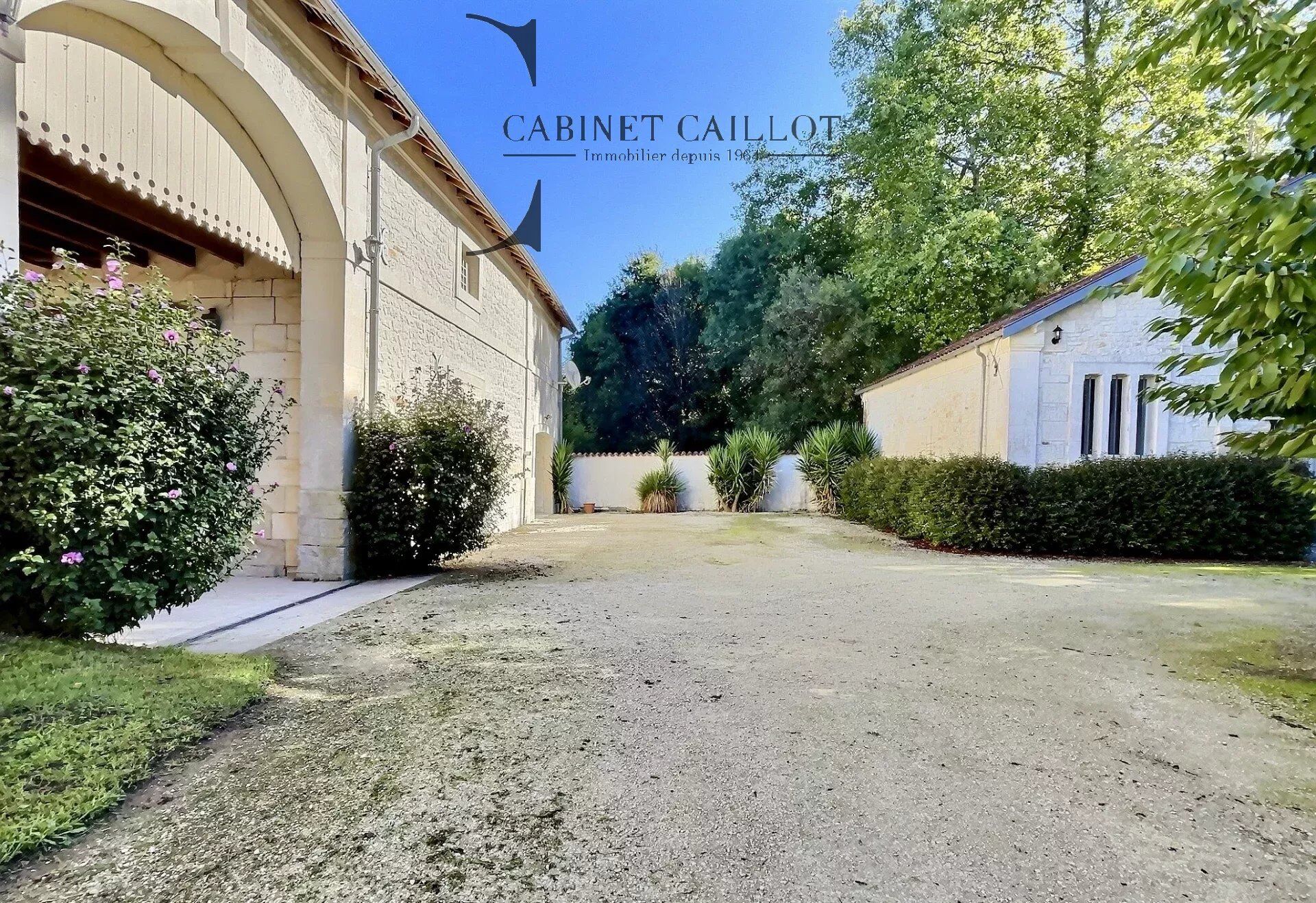 Villa / Maison  T12 à vendre Nieul-lès-Saintes 17810