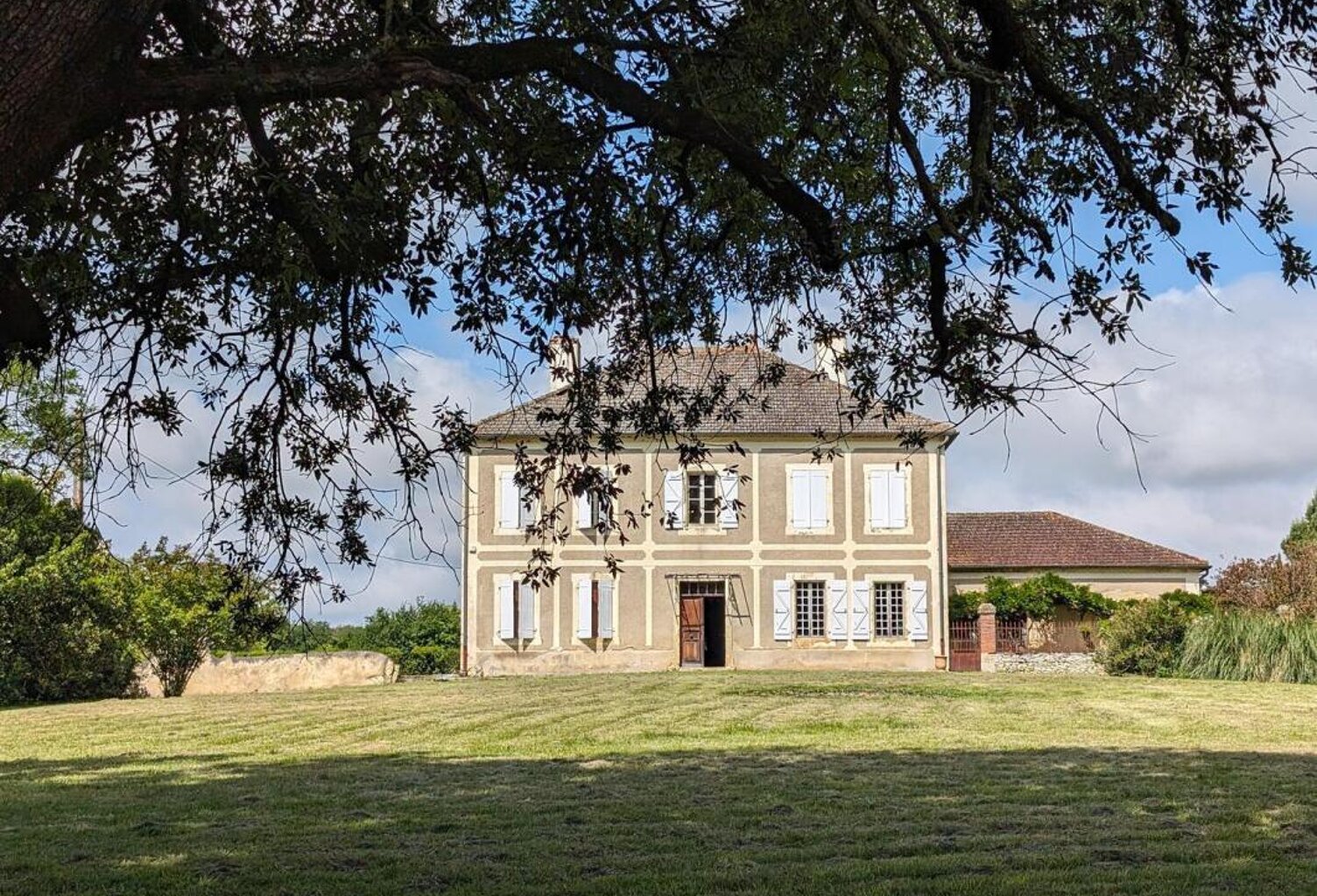 A vendre, Vic-Fezensac, Gers : Magnifique maison de maître authentique avec des beaux volumes et éléments d'époque, grandes dépendances, allée privée bordée d'arbres et parc de 1,9ha — photo 1