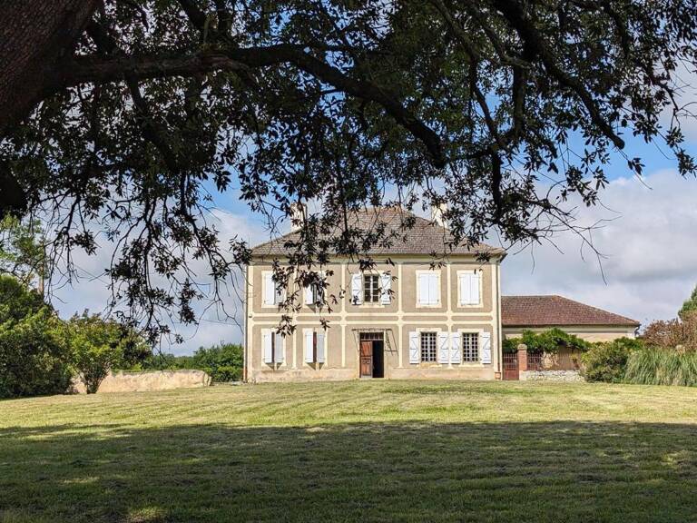 A vendre, Vic-Fezensac, Gers : Magnifique maison de maître authentique avec des beaux volumes et éléments d'époque, grandes dépendances, allée privée bordée d'arbres et parc de 1,9ha — photo 1