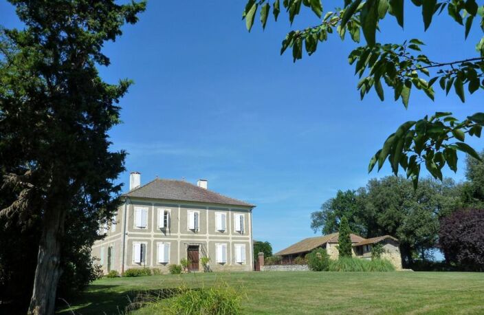 A vendre, Vic-Fezensac, Gers : Magnifique maison de maître authentique avec des beaux volumes et éléments d'époque, grandes dépendances, allée privée bordée d'arbres et parc de 1,9ha — photo 3