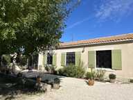 Maison de plain pied rénovée avec goût à Fontvieille au calme — photo 3