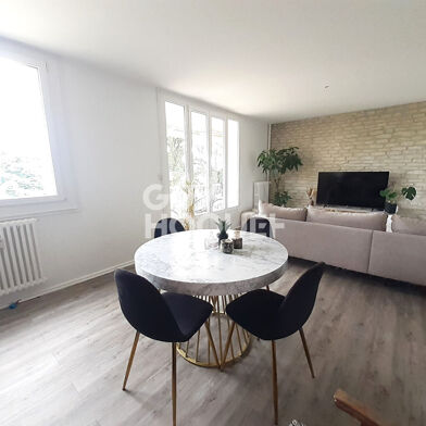 Appartement 3 pièces 870 €