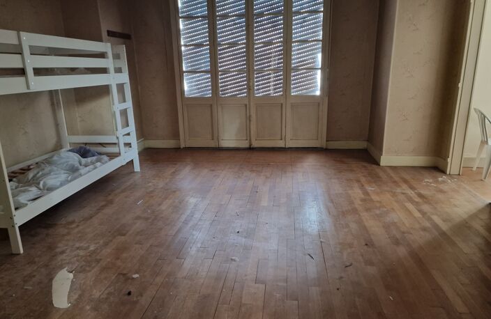 Immeuble à vendre proche EPINAL (88) Ensemble immobilier T10 à rénover avec dépendances / 1172 m2 de terrain — photo 3