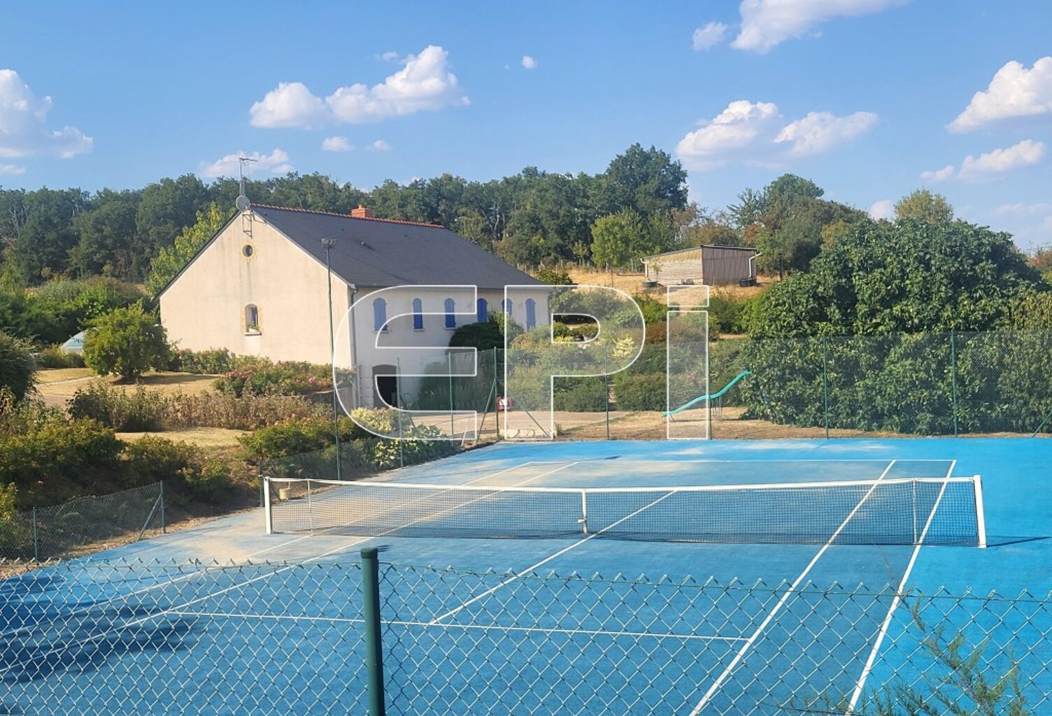 GENNES. Dans un écrin de verdure de 4600 m2, cette lumineuse ma — photo 1