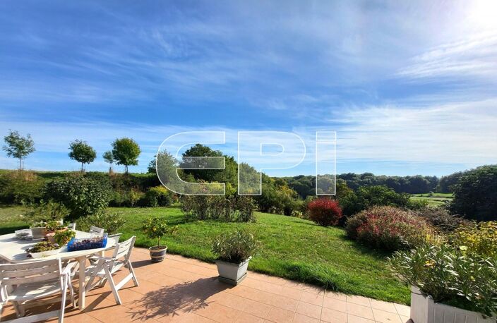GENNES. Dans un écrin de verdure de 4600 m2, cette lumineuse ma — photo 4