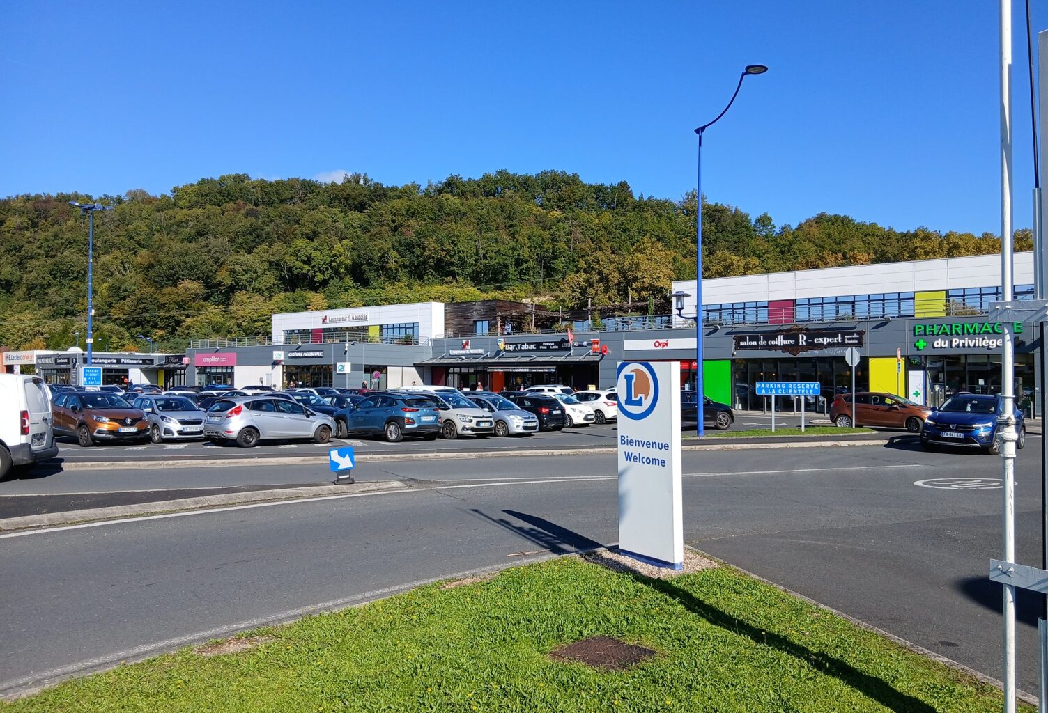 Local Commercial 298M2 - EMPLACEMENT N°1 — photo 1