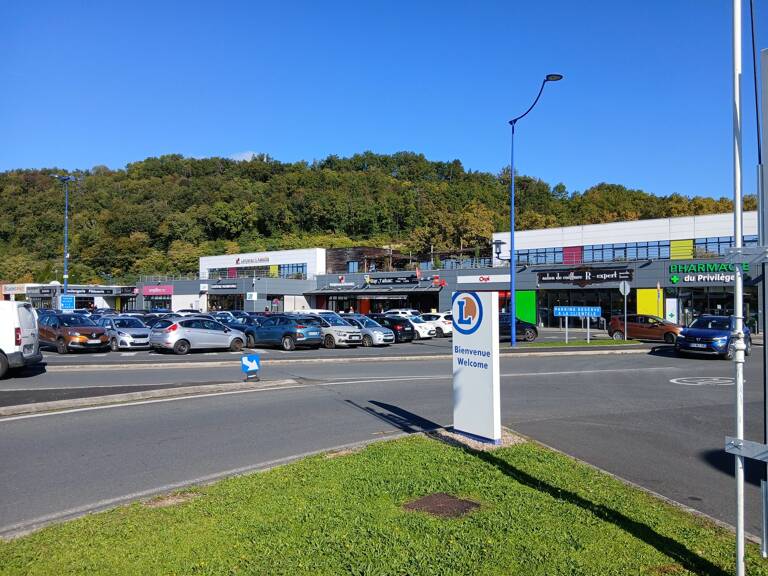 Local Commercial 298M2 - EMPLACEMENT N°1 — photo 1