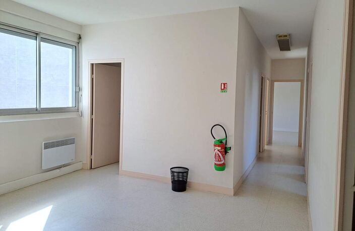 Vente commerce 24 pièces 268 m² Saint-Avertin (37550) — photo 2