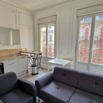 Appartement 3 pièces 889 €