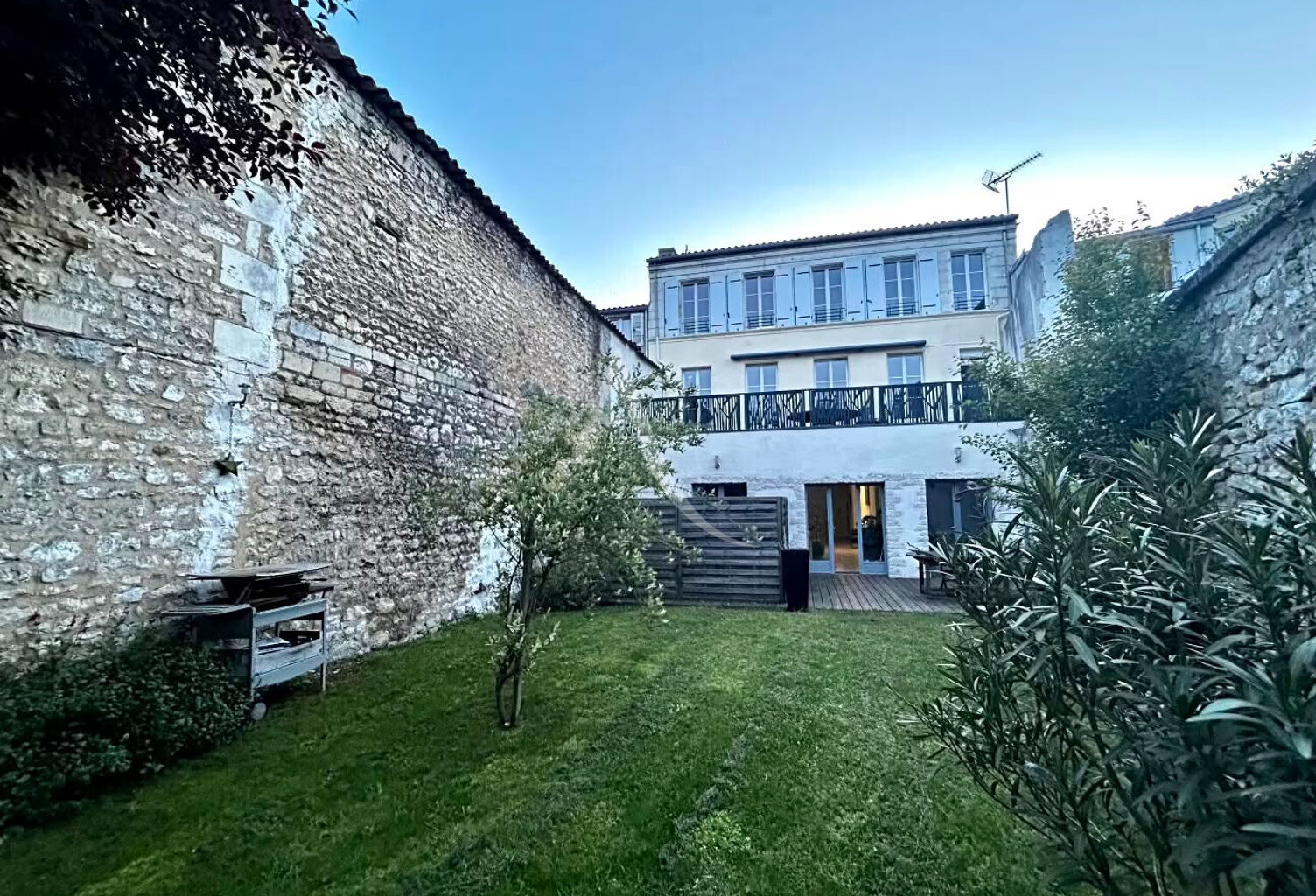 ROCHEFORT  Hyper-centre : Élégance et charme au coeur d'un hôtel particulier — photo 1