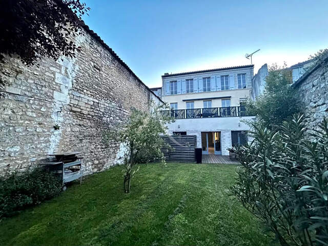 ROCHEFORT  Hyper-centre : Élégance et charme au coeur d'un hôtel particulier — photo du bien
